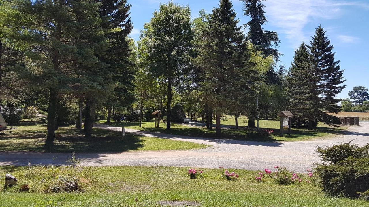 Camping Au Tour De L'Aveyron LʼHospitalet-du-Larzac Kültér fotó